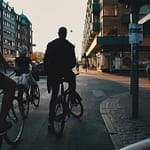 personas-bicicletas-esperando-semaforo-ciudad-2691411.jpg