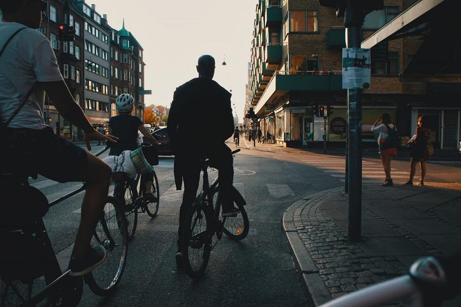 personas bicicletas esperando semaforo ciudad 2691411